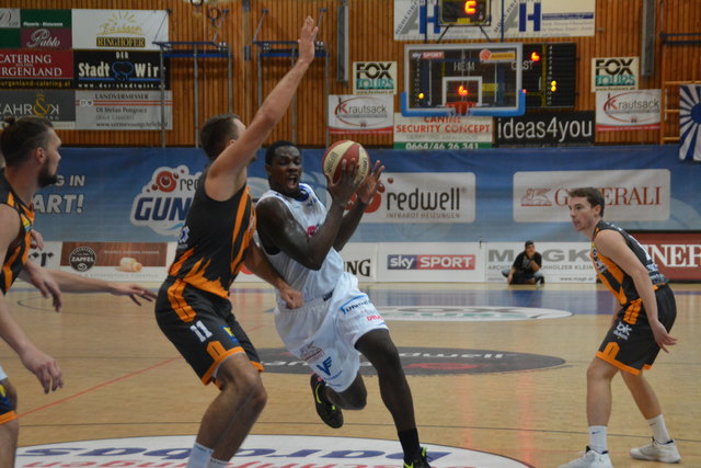 Cedric Kuakamensah bot gegen Klosterneuburg erneut eine starke Leistung und war bester Werfer mit 19 Punkten.