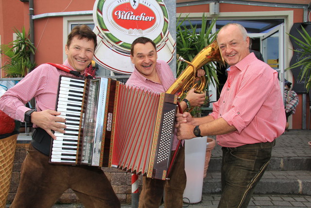 Das Duo 3M, marko Kavticnik und Josef Germadnik mit Wirt Günther Koreimann