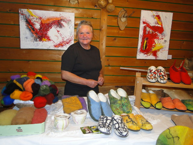 Viktoria Pfeifer werkte im Atelier des Weinstadls Olarizi. Bilder von Reinhard Damm umsäumten die Ausstellung.