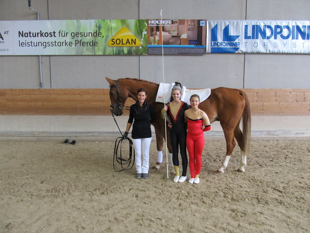 Das Duo Hannah Fruhstorfer und Evita Großbointner mit Longenführerin Maria Knauseder und Pferd Ricardo M