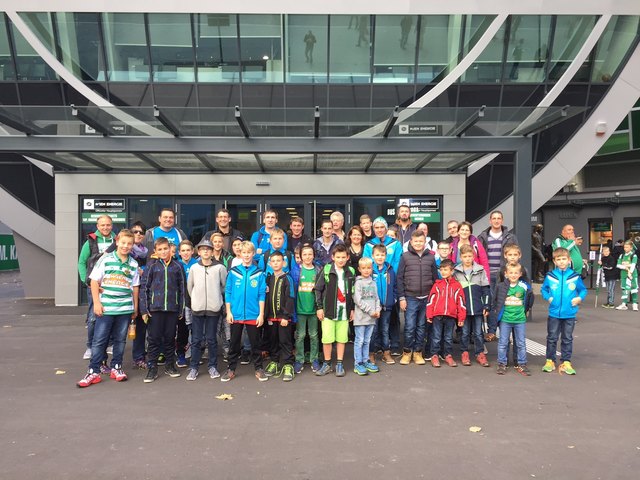 Gruppenfoto der 23 Kinder und 16 Erwachsenen des ASV Haidershofen vor der Alianz Arena des SK Rapid Wien