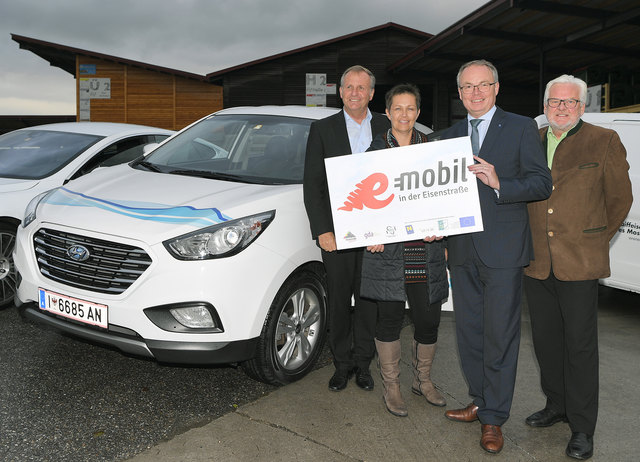 Michael Heilmann (Hyundai Import GmbH), Eisenstraße-Projektbetreuerin Gudrun Hofbauer, Landesrat Stephan Pernkopf und Geschäftsführer Christian Lietz (Autohaus Lietz) mit dem Hyundai-Wasserstoff-Elektro-Fahrzeug ix35 Fuel Cell. | Foto: Reinberger