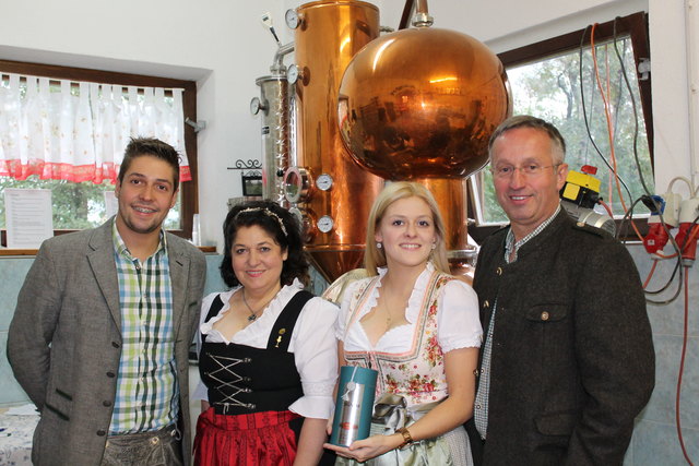 Johannes, Juliane und Juliana Bliem mit Bürgermeister Andreas Ehrenstrasser – "Brennpunkt" in Langkampfen. | Foto: Mohn
