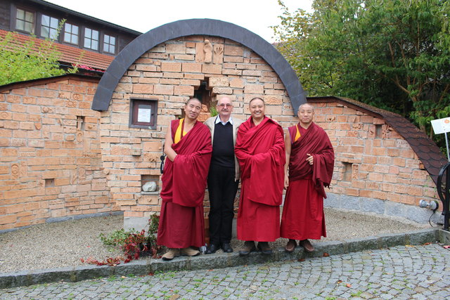 Josef Bachleitner, Obmann des Moosdorfer Friedensdialoges, mit seinen tibetischen Gästen vor dem Moosdorfer Friedensdenkmal