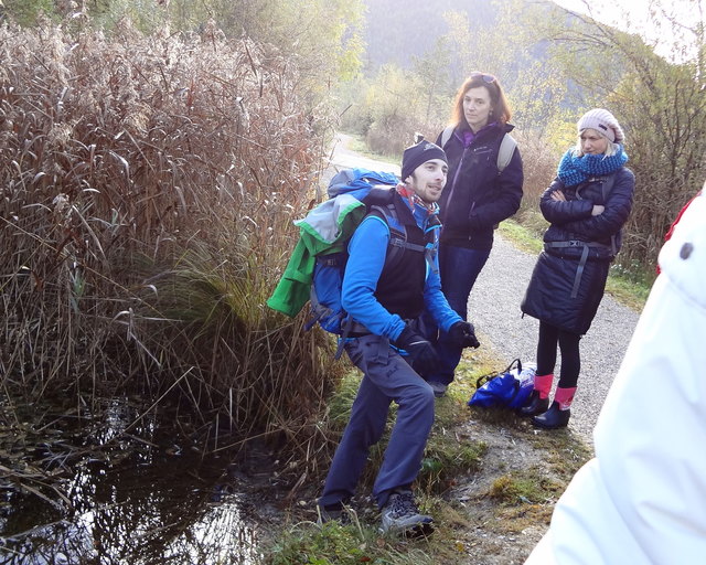 Ein Botaniker (Thomas Sansone) springt zum Erklären auch mal in den Sumpf.