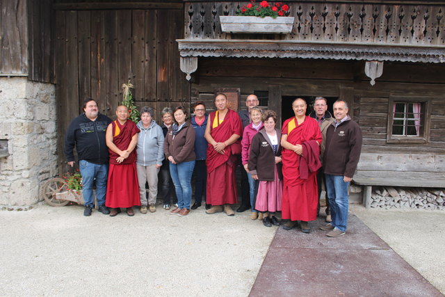 Herzlicher Empfang durch die Franz Xaver Gruber Gemeinschaft vor dem Gruberhaus in Hochburg