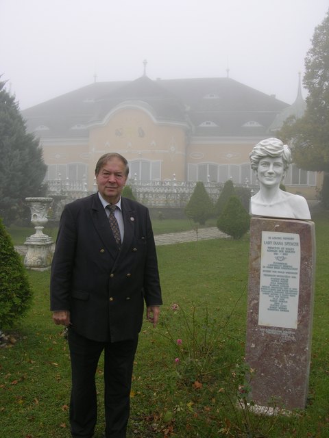 Olaf Auer im Garten vor Schloss Cobenzl. Neben ihm eine Büste von Lady Di. Er sagt: "Die ist in Stein gemeißelt, das Urteil aber noch nicht"