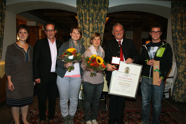 Der Geehrte Richard Reinalter (2. v. re.) mit Stadtamtsleiterin Elisabeth Reich, Bgm. Wolfgang Jörg, Tochter Christina, Gattin Herta und Sohn Manuel (v.l.).