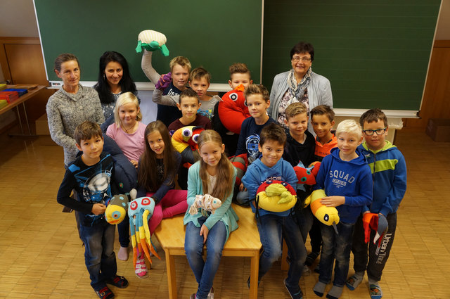 Regisseurin Natalija Herlec, Klassenlehrerin Bettina Smrtnik, Kulturvereins Obfrau Micka Opetnik und die Schülerinnen und Schüler der 4a.