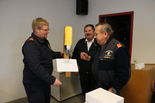 Hannes Mann überreicht ein Ehrengeschenk | Foto: BFKDO Tulln / Öllerer