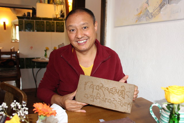 Der erste Friedensziegel mit tibetischer Schrift