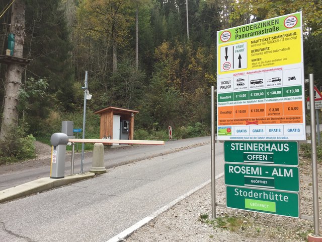 An einem schönen Sommertag passieren ungefähr 200 Autos täglich die Maut. Für Sommercard-Besitzer ist die Auffahrt gratis.