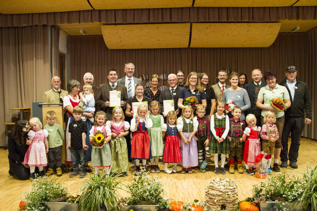 Die Kinder und Verantwortlichen beim Festakt zur Ernennung zum Naturpark Kindergarten | Foto: KK/Valthe