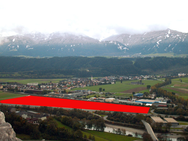 Blick von der Martinswand in Richtung Kematen: Auf der rot markierten Fläche wird das neue Zentrum entstehen.