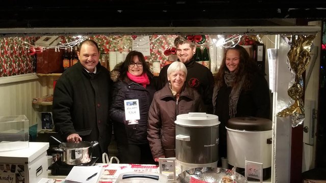 Das Team des Vereins " Väter für Recht Gemeinsam für unsere Kinder " mit Gaby Sailer vom Villacher Sozialadvent