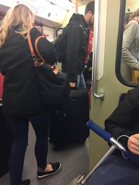 Täglicher Pendler-Wahnsinn in S7 zwischen Koffern.