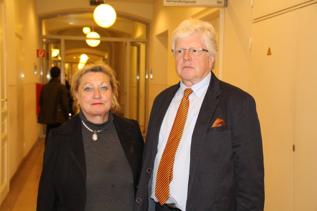 Verteidigerin Dr.  Doris  Hohler-Rössel und Gutachter Dr. Manfred Walzl vor Prozessbeginn.