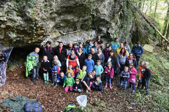 Lilienfelds Kinderfeunde vor der Höhle in Schrambach. | Foto: R. Trattner