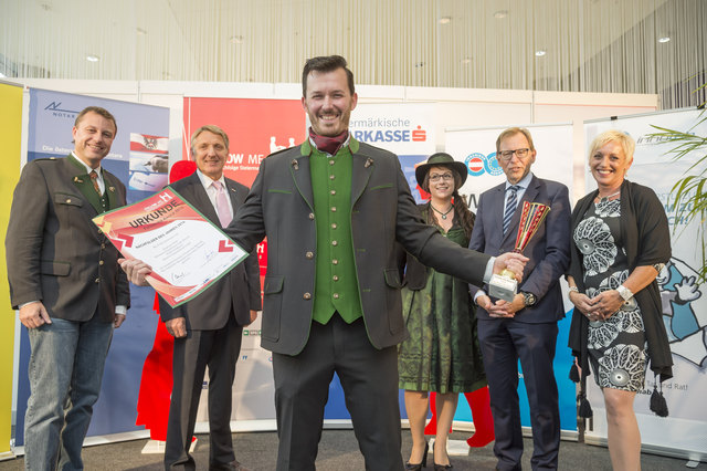 Strahlender Nachfolger: Stephan Uller mit Vertretern der Wirtschaftskammer und Landesrat Christian Buchmann (2.v.r.).