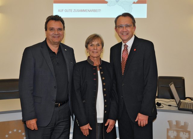 Mag. Karl Schlögl, Bürgermeister der Stadtgemeinde Purkersdorf, Claudia Bock, Bürgermeisterin der Gemeinde Wolfsgraben und Bürgermeister Mag. Matthias Stadler freuen sich auf eine gute Zusammenarbeit. | Foto: Wolfgang Mayer