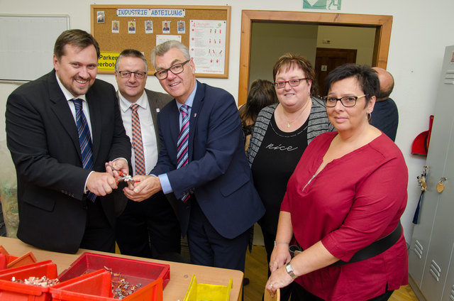 Caritasdirektor Hannes Ziselsberger, Stadtrat Michael Preissl, Bürgermeister Karl Harrer, Stadträtin Gabriele Beer und Caritas Werkstattleiterin Martina Neubauer. | Foto: Fotos: Caritas / Karl Lahmer