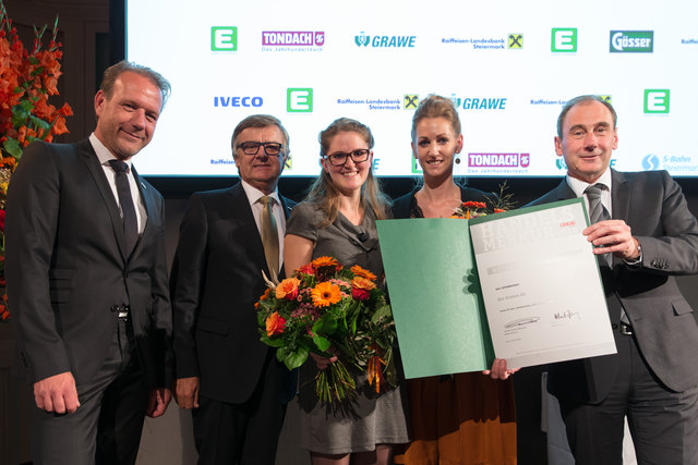 Handelsmerkur unter zehn Mitarbeiter: Andreas Robert Herz, (Vizepräsident WK Steiermark), Gerhard Wohlmuth (Obmann Sparte Handel Steiermark), Sarah Reindl und Mag. Verena Kassar (das Gramm OG) und Martin Schaller (Raiffeisen-Landesbank)