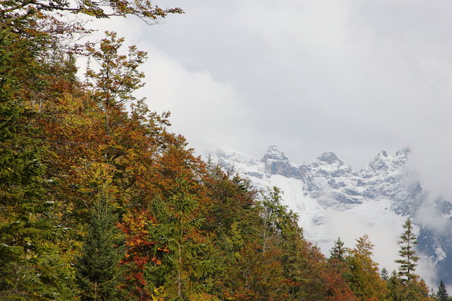 Abstieg durch das Gleirschtal, wo sich Herbst und Winter gegenüber steht.