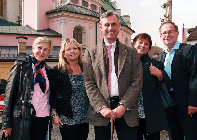 Norbert Hofer (Mi.) der Haller Freiheitlichen StR Karl Faserl (re.), StR Irene Partl (2.v.re.) und GR Ilse Stibernitz (2.v.li.)