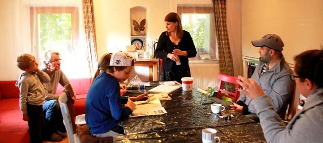 In Zeitschriften nach Motiven blättern und die Collage-Acryl-Technik besprechen | Foto: Lisa Engel