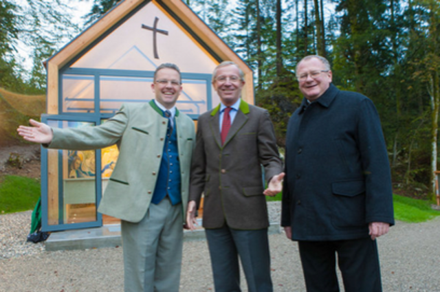 Albert Ebner, LH Wilfried Haslauer und Bgm. Paul Weissenbacher vor der neuen Joseph-Mohr-Kapelle. | Foto: Franz Neumayr