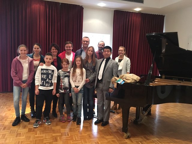 Der blinde Pianist Sun Yan (1. Reihe rechts) mit Schülern und Lehrern der Musikschule Feldkirchen | Foto: KK