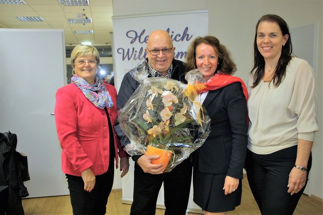 Bgm. Ursula Rauch und GR Peter Tabor gratulieren zur Büroeröffnung Johanna Haindl und Ingrid Rieger