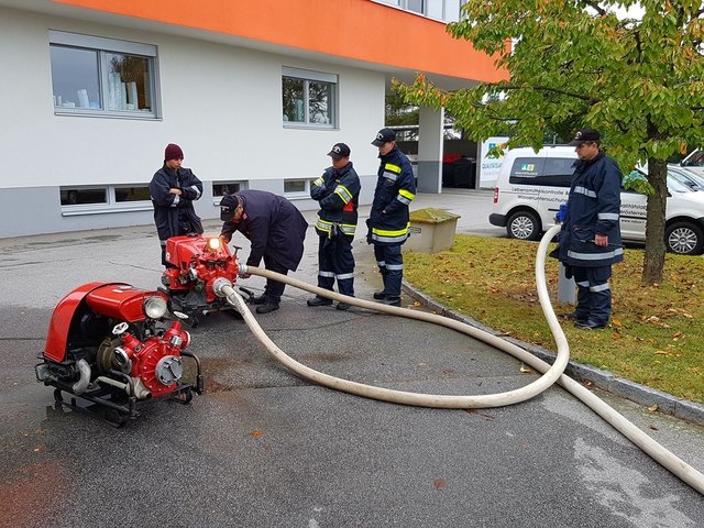 30 Feuerwehrmänner erlernten und übten den richtigen Umgang mit Maschinen bei der Einsatzmaschinistenausbildung.