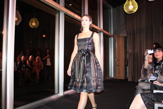Trachtige Couture mit Bienenmuster und gotischen Elementen