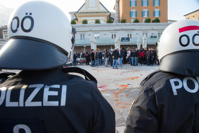 Schwere Ausschreitungen vor dem Fußballspiel OGC Nizza gegen Red Bull Salzburg auf dem Mozartplatz Foto: Neumayr/MMV 20.10.2016