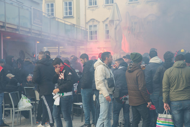 Schwere Ausschreitungen vor dem Fußballspiel OGC Nizza gegen Red Bull Salzburg auf dem Mozartplatz Foto: Neumayr/MMV 20.10.2016