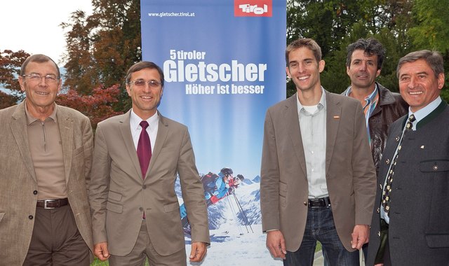 Machen auf den Herkunftsmärkten gemeinsam Lust auf's Skifahren: Dr. Hans Rubatscher (Geschäftsführer Kaunertaler und Pitztaler Gletscher) Josef Margreiter (Geschäftsführer Tirol Werbung), Reinhard Klier (Vorstandsvorsitzender Winterport Tirol AG/Stubaier Gletscher), Walter Siegele (Geschäftsführer Bergbahnen Sölden), Klaus Dengg (Geschäftsführer Zillertaler Gletscherbahnen).
