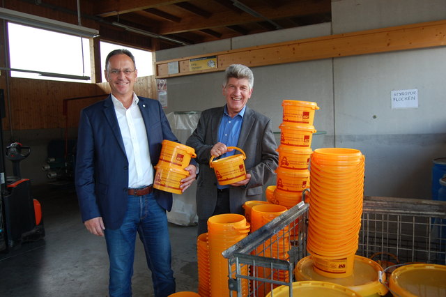 Der Obmann des BAV Schärding Roland Wohlmuth (l.) und Verbandssekretär Walter Köstlinger mit den "Ölis".