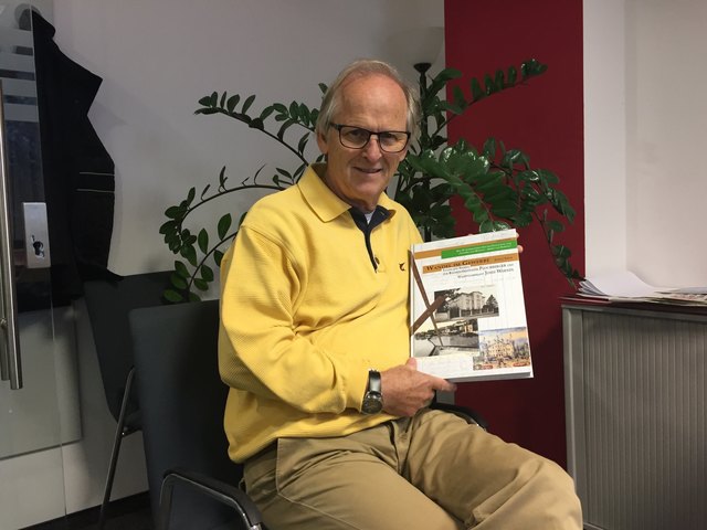 Gerhard Riedl mit seinem neuesten Werk „Wandel im Gewerbe: Entdeckte Spuren zur Baumeisterdynastie Plochberger und Waffenfabrikant Josef Werndl“ | Foto: BRS