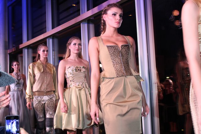 Crowded Runway: Alle Models zum Schluss am Catwalk.