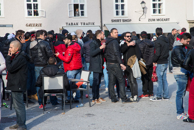 Schwere Ausschreitungen vor dem Fußballspiel OGC Nizza gegen Red Bull Salzburg auf dem Mozartplatz Foto: Neumayr/MMV 20.10.2016