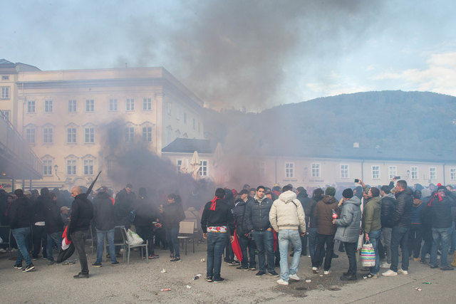 Schwere Ausschreitungen vor dem Fußballspiel OGC Nizza gegen Red Bull Salzburg auf dem Mozartplatz Foto: Neumayr/MMV 20.10.2016