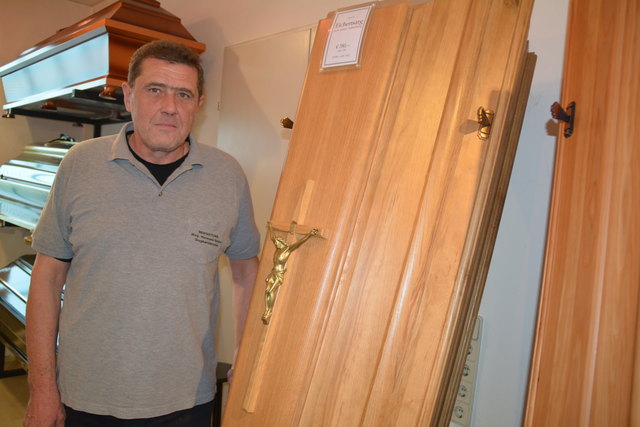 Hermann Geiger mit seinem beliebtesten Modell aus Eiche.