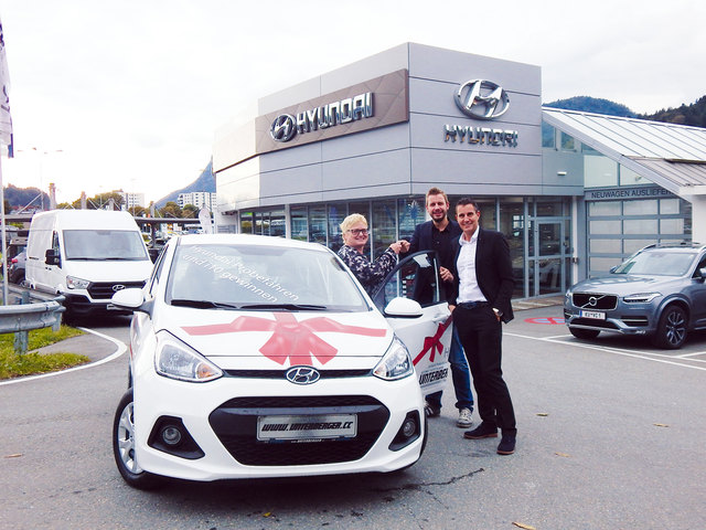Gerhard Unterberger und Hyundai-Markenleiter Gerhard Brix von der Autowelt Unterber Kufstein überreichten Angelika Lucke den neuen Hyundai i10. | Foto: Foto: Unterberger