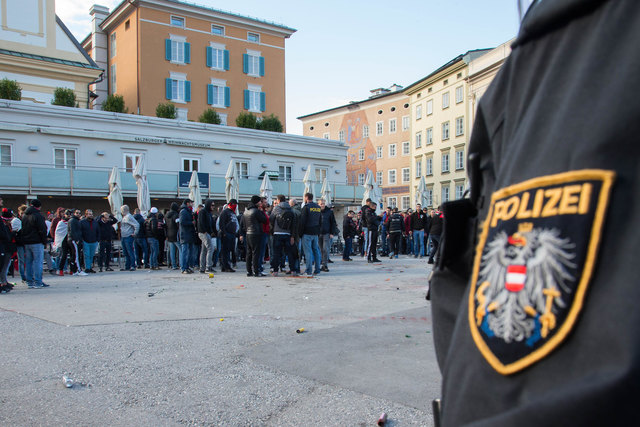 Schwere Ausschreitungen vor dem Fußballspiel OGC Nizza gegen Red Bull Salzburg auf dem Mozartplatz Foto: Neumayr/MMV 20.10.2016
