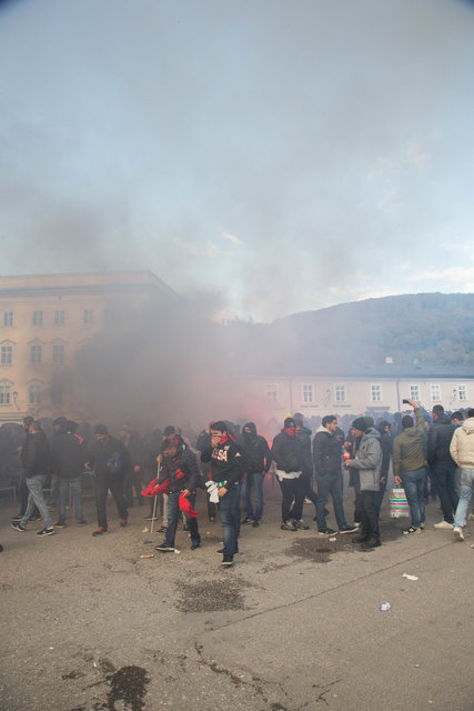 Schwere Ausschreitungen vor dem Fußballspiel OGC Nizza gegen Red Bull Salzburg auf dem Mozartplatz Foto: Neumayr/MMV 20.10.2016