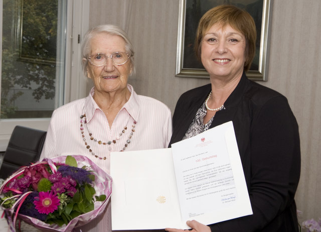 Bezirksvorsteherin Gabriele Votava (SPÖ) gratuliert Maria Kolar zum 100er. | Foto: media wien
