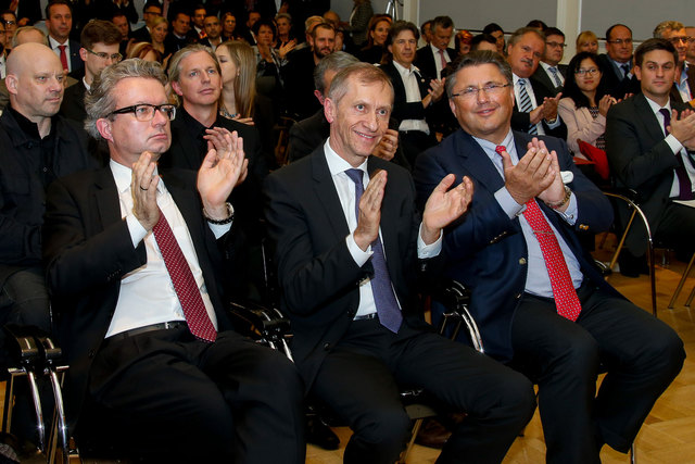AK-Präsident Josef Pesserl mit Landesrat Christopher Drexler (l.) und Porr-Chef  Karl-Heinz Strauss (r.). | Foto: Mannsberger
