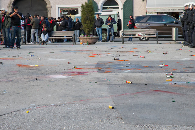 Schwere Ausschreitungen vor dem Fußballspiel OGC Nizza gegen Red Bull Salzburg auf dem Mozartplatz Foto: Neumayr/MMV 20.10.2016