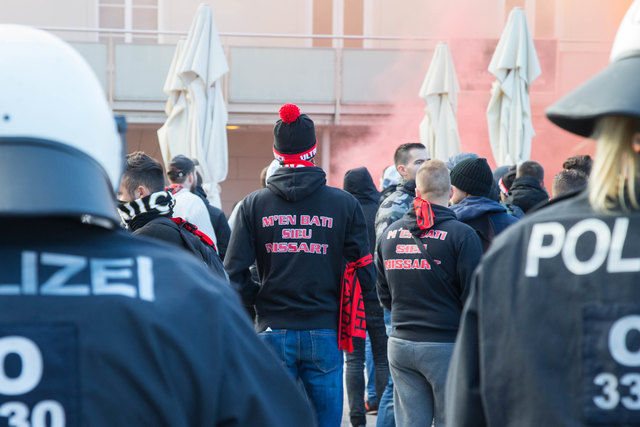 Schwere Ausschreitungen vor dem Fußballspiel OGC Nizza gegen Red Bull Salzburg auf dem Mozartplatz Foto: Neumayr/MMV 20.10.2016